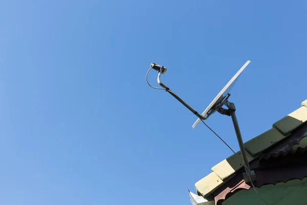 Satelliet schotel en TV antennes op het dak van het huis — Stockfoto