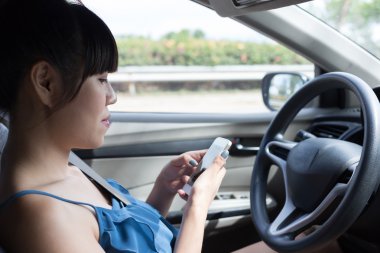 arabaya bir akıllı telefon kullanarak kadını sürücüsü