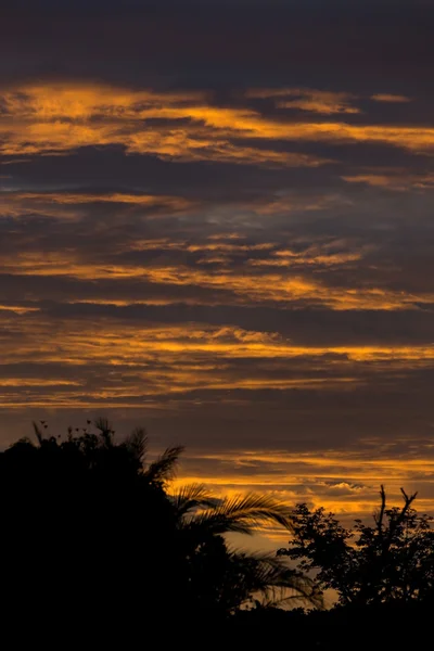 Закат неба драматический фон, красочные сумерки небо — стоковое фото