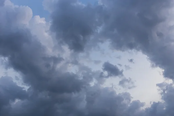 Nuvola nera su cielo blu, sfondo maltempo — Foto Stock