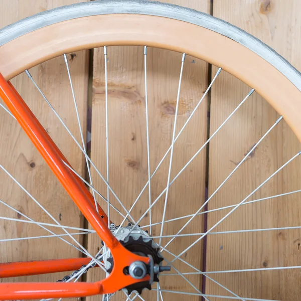Bicicleta estacionada con pared de madera, cerca de la imagen parte de la bicicleta —  Fotos de Stock