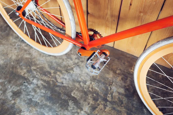 Bicicleta estacionada com parede de madeira, imagem de close-up parte da bicicleta — Fotografia de Stock