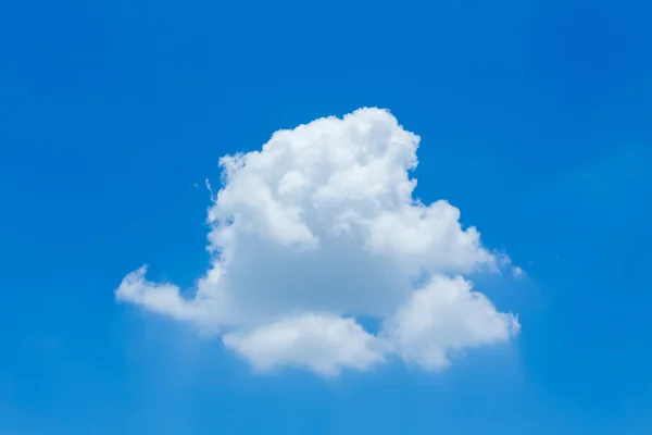 Única nuvem no céu azul claro fundo — Fotografia de Stock