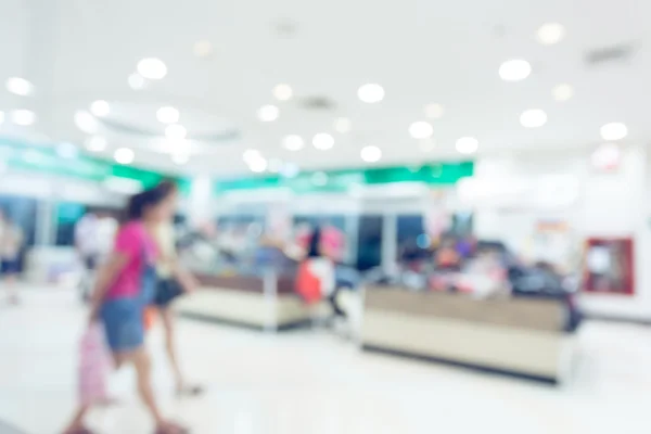 Pessoas andando compras na loja de departamento — Fotografia de Stock