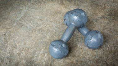 metal dumbbell çimento kattaki fitness spor vücut geliştirme
