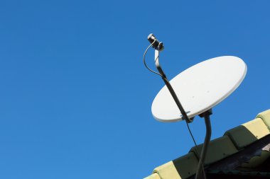 Evin çatısında uydu anteni ve televizyon anteni var.