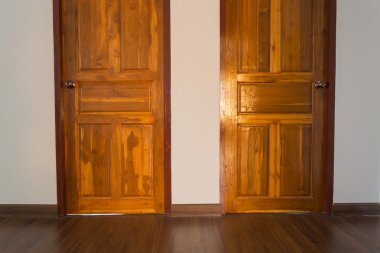 boş odada ahşap kapı