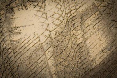 tekerlek izleme çamurlu toprak yolda kapalı