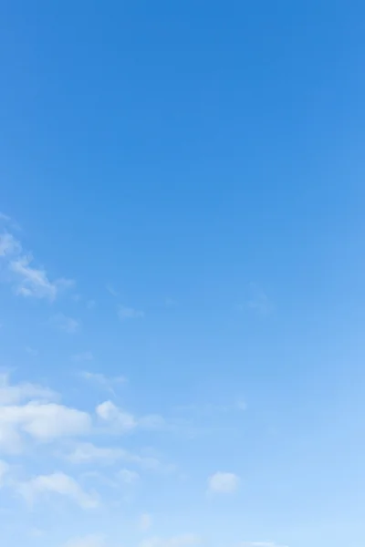 Прозоре блакитне небо і біла хмара — стокове фото