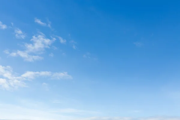 Céu azul claro e nuvem branca — Fotografia de Stock