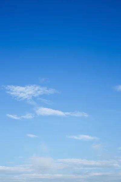 Céu azul claro fundo — Fotografia de Stock