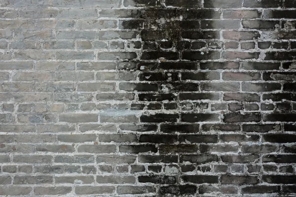 Sporco vecchio muro di mattoni con macchia nera su sfondo della parete — Foto Stock