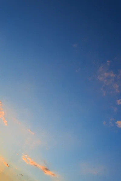 Nuvola su cielo azzurro chiaro — Foto Stock