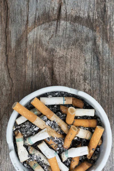Estuche de cigarrillo en cenicero — Foto de Stock
