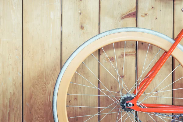 Bicicleta estacionada con pared de madera, cerca de la imagen parte de la bicicleta — Foto de Stock