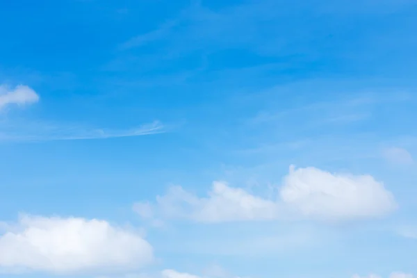 Nuvem no céu azul claro fundo — Fotografia de Stock