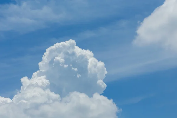 Awan dan latar belakang langit biru — Stok Foto