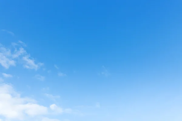 Bersihkan langit biru dan awan putih — Stok Foto
