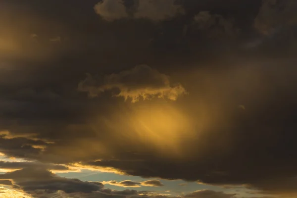 Cielo dorado del atardecer y nube brillante, cielo del crepúsculo antes de la lluvia — Foto de Stock