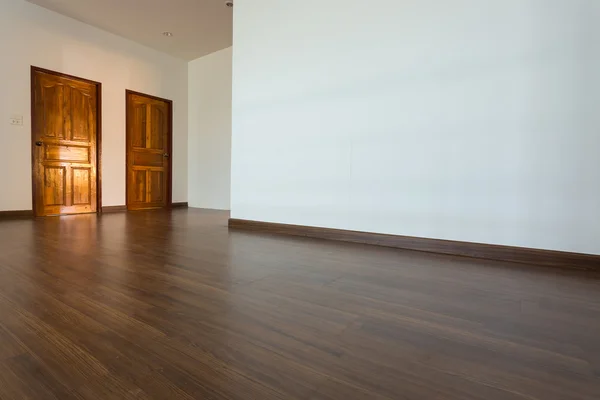 Sala vazia, fundo de parede de argamassa branca e piso laminado de madeira — Fotografia de Stock