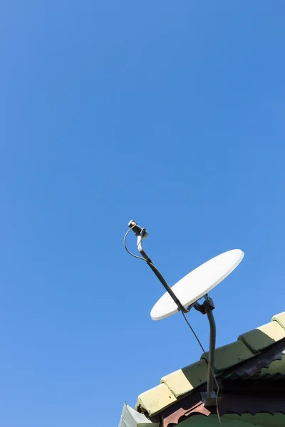 Satellitenschüssel und TV-Antennen auf dem Hausdach — Stockfoto