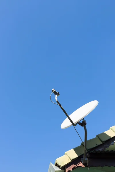 Antennes paraboliques et TV sur le toit de la maison — Photo