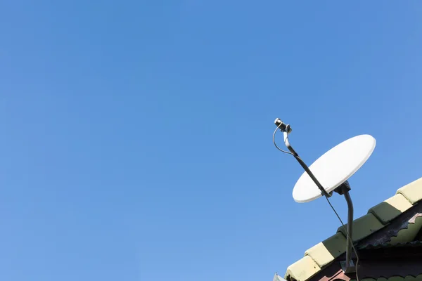 Satelliet schotel en TV antennes op het dak van het huis — Stockfoto