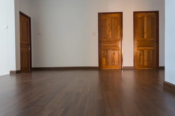 Sala vazia, fundo de parede de argamassa branca e piso laminado de madeira — Fotografia de Stock