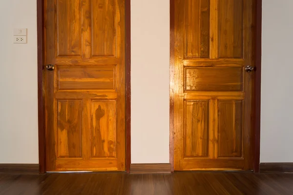 Dřevěné dveře v prázdné místnosti — Stock fotografie