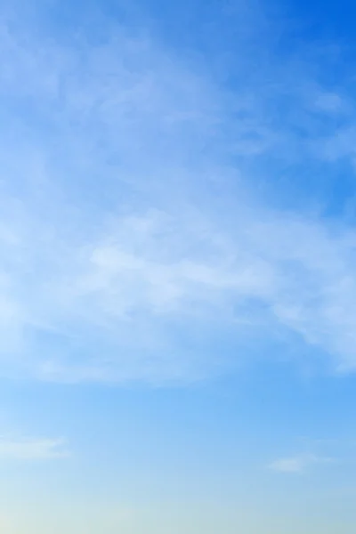 ท้องฟ้าสีฟ้าใส — ภาพถ่ายสต็อก