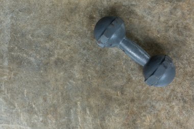 metal dumbbell çimento kattaki fitness spor vücut geliştirme
