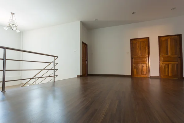 Stanza vuota, fondo della parete di malta bianca e pavimento in laminato di legno — Foto Stock