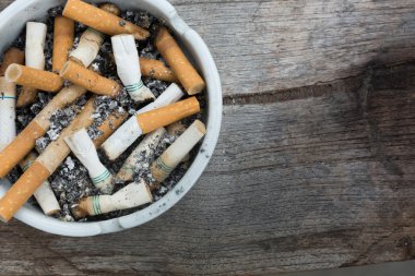 kül tablası içinde sigara saplama