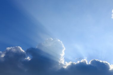 mavi gökyüzü arka plan üzerinde güneş ışık ışınları temizleyin
