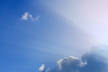 mavi gökyüzü arka plan üzerinde güneş ışık ışınları temizleyin