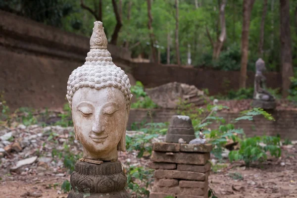 Estátua de buddha em wat umong, chiang mai, viajar templo tailandês — Fotografia de Stock