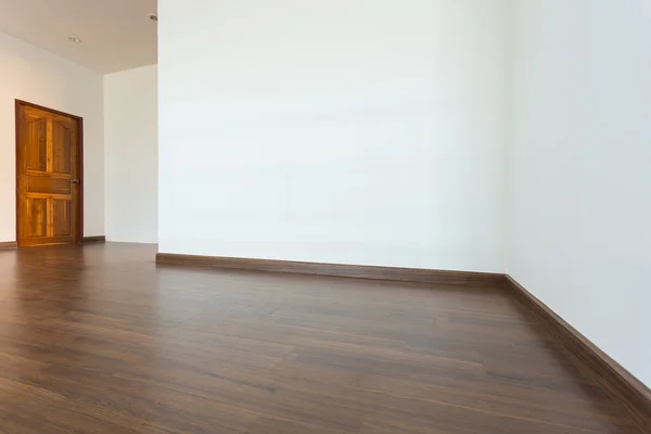 Sala vazia, fundo de parede de argamassa branca e piso laminado de madeira — Fotografia de Stock