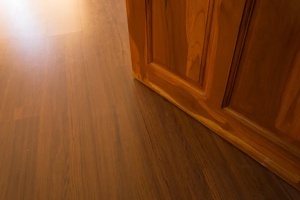 Podłogi laminowane i drewniane drzwi otwarte — Zdjęcie stockowe