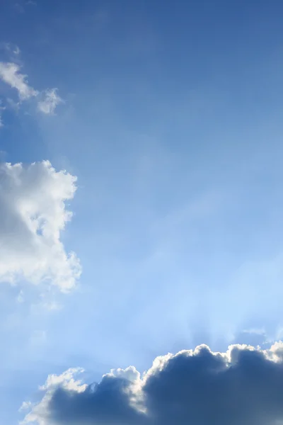 Ljus strålar av sol på klar blå himmel bakgrund — Stockfoto