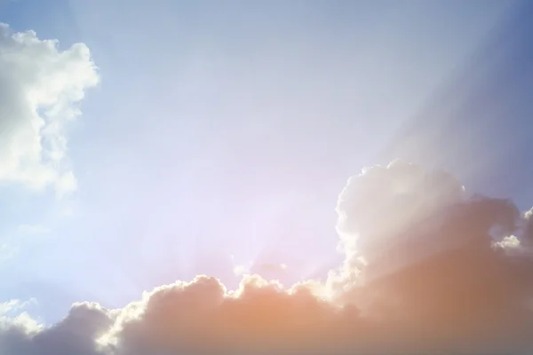 Raios de luz do sol no céu azul claro fundo — Fotografia de Stock