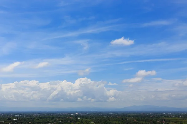 Paisagem com nublado no céu azul claro — Fotografia de Stock
