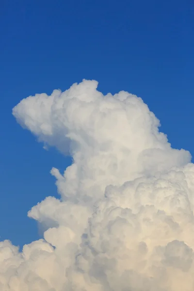 Awan halus di langit biru yang cerah — Stok Foto