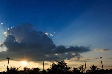 günbatımı gökyüzü bulut ile güneş ışığı huzmesi