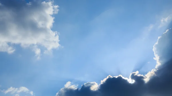 Mavi gökyüzü arka plan üzerinde güneş ışık ışınları temizleyin — Stok fotoğraf