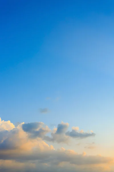 Хмари на ясному блакитному небі — стокове фото