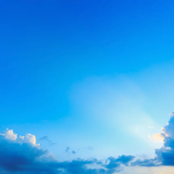Тучи на ясном голубом небе — стоковое фото