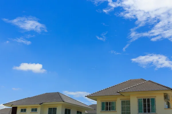 Nova casa moderna com fundo céu azul claro — Fotografia de Stock