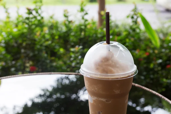 Boisson froide au café glacé mis sur table en verre — Photo