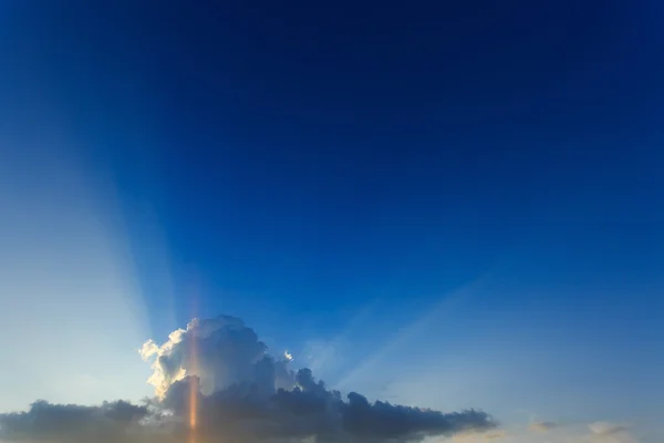 美丽的光的阳光撒在戏剧性的夕阳的天空 — 图库照片