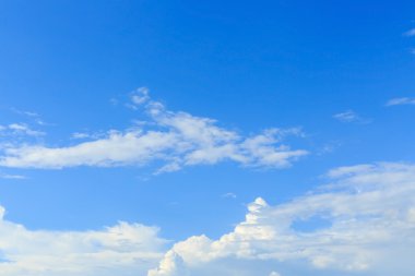 açık mavi gökyüzü arkaplanı